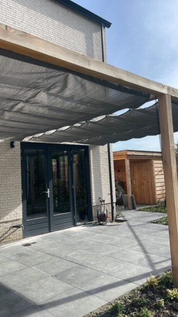 Wave shade waterdoorlatend op maat inclusief bevestiging set. Max breedte 3.70 meter x max lengte 6.00 meter! Stuur een mailtje voor een offerte.