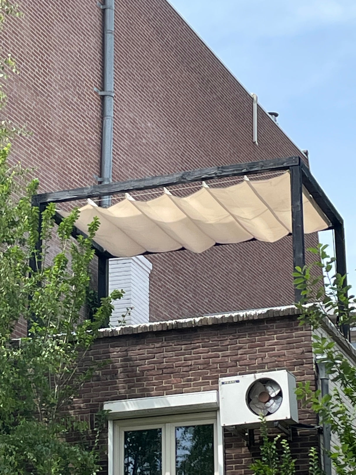 Wave shade waterdoorlatend op maat inclusief bevestiging set. Max breedte 3.70 meter x max lengte 6.00 meter! Stuur een mailtje voor een offerte.