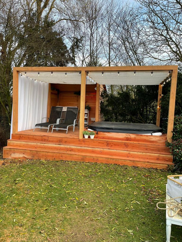 Wave shade waterdoorlatend op maat inclusief bevestiging set. Max breedte 3.70 meter x max lengte 6.00 meter! Stuur een mailtje voor een offerte.