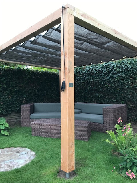 Pergola van Douglas hout met 14 x 14 cm kopmaat inclusief WATERDOORLATEND harmonica doek