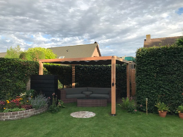 Een pergola van eiken met schaduwdoek